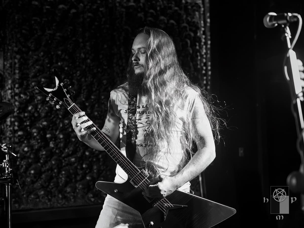 Iperion guitarist performing