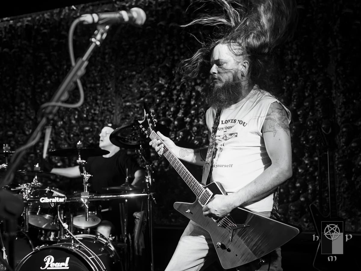 Iperion guitarist headbanging live